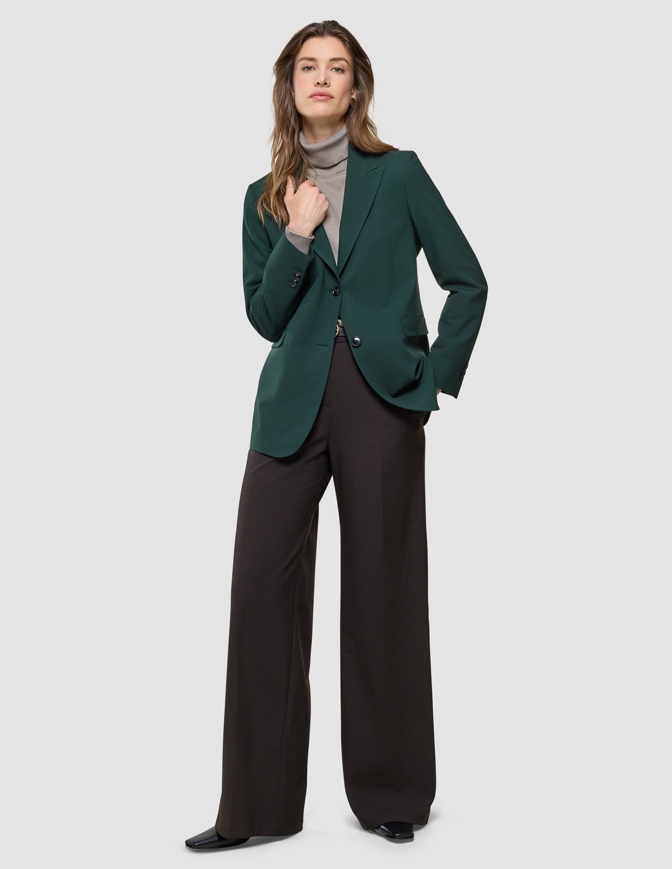 Ease Blazer Reg i Evergreen, helfigur på model med gråt rullekravet tøj og sorte bukser.